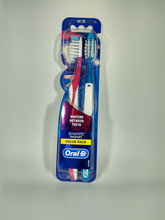 Load image into Gallery viewer, Oral-B 3D White Radiant Whitening Manual Toothbrush, 2 Count